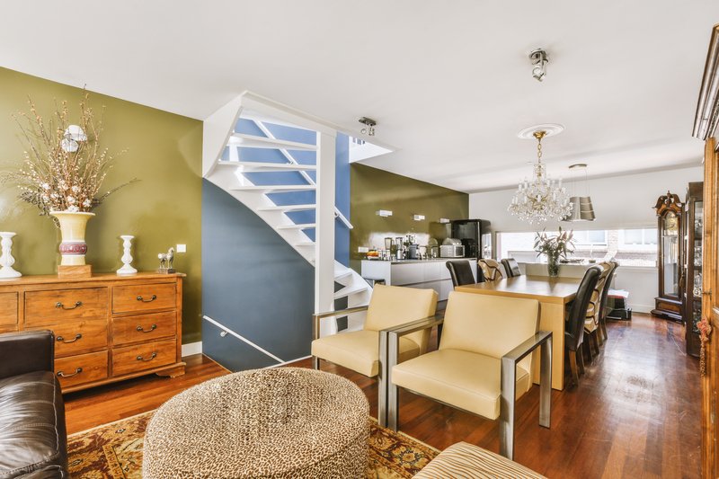 sala en una casa de dos pisos